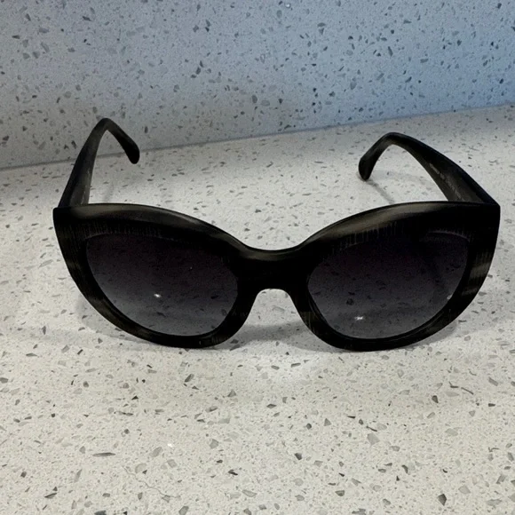 CHANEL Elegant Black Sunglasses I main image 3